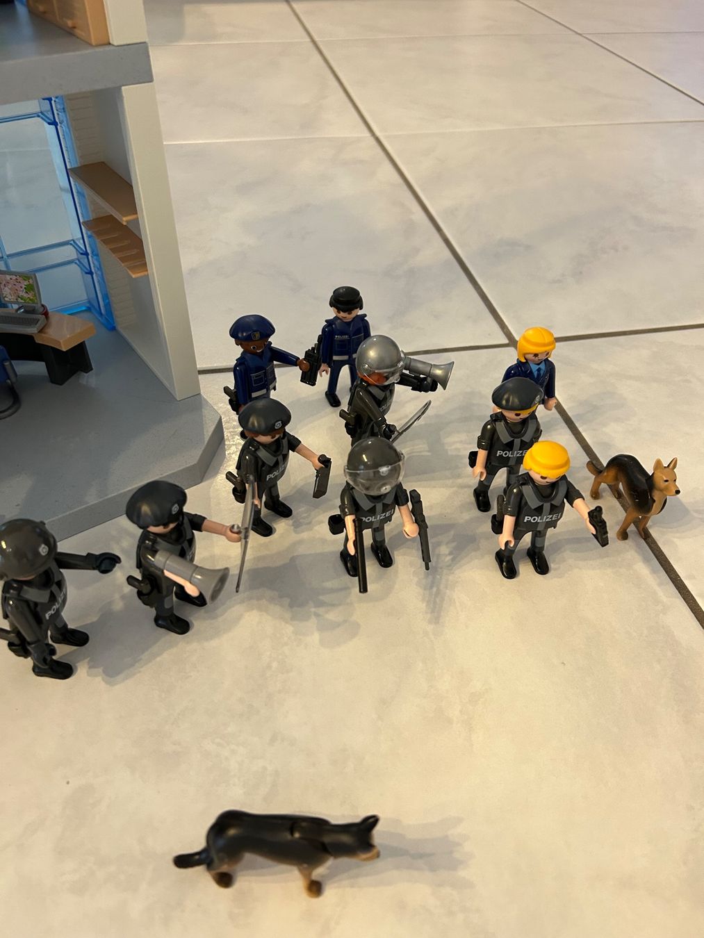 Playmobil Giocattoli: Playmobil Polizeistation plus Bank – Usato da illnau venduto da sweet83 1