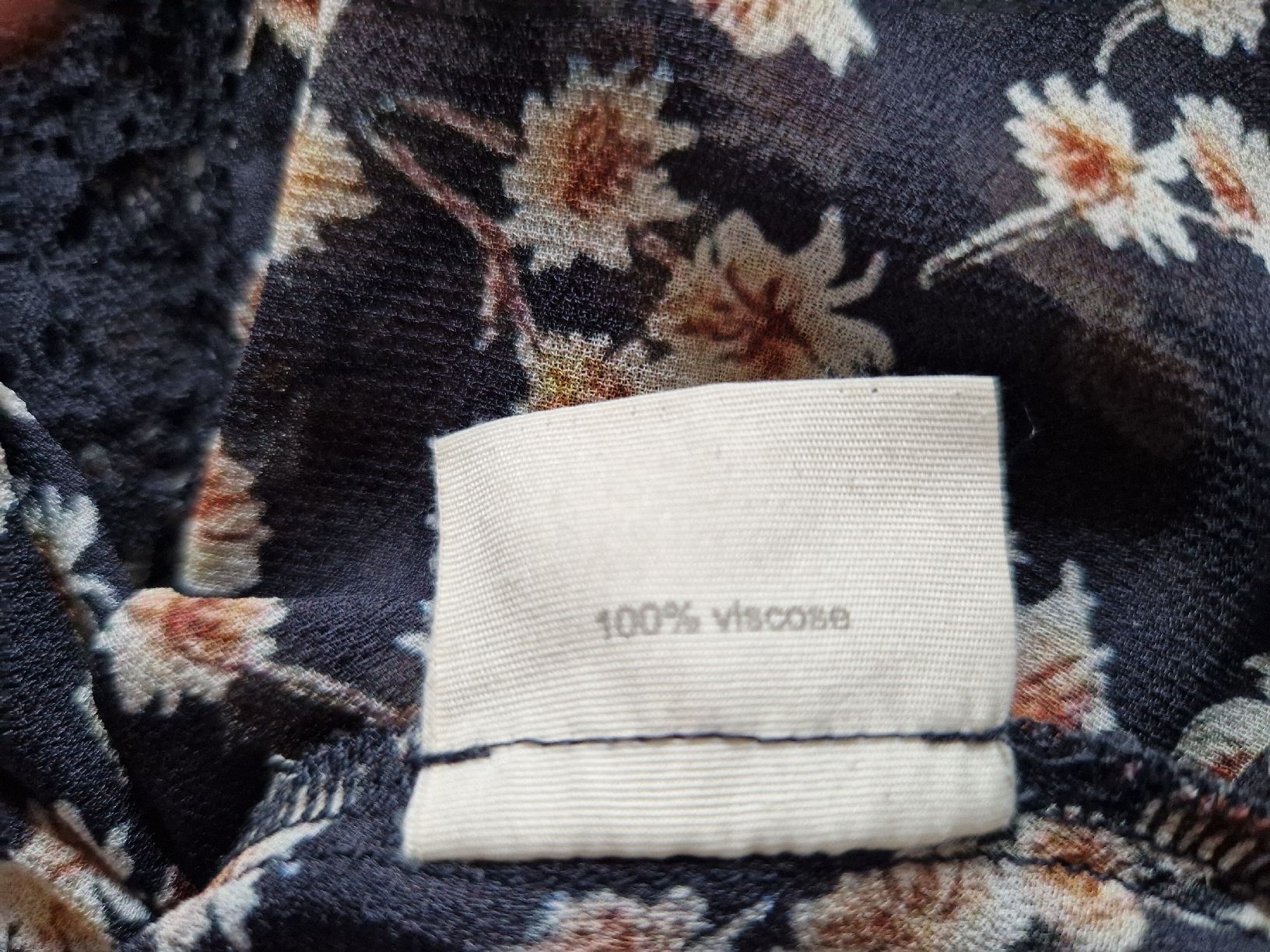 Camicette: Nile Bluse Schwarz mit Blumenmuster, Grösse S, Viscose – Usato da Kloten venduto da somsing 6