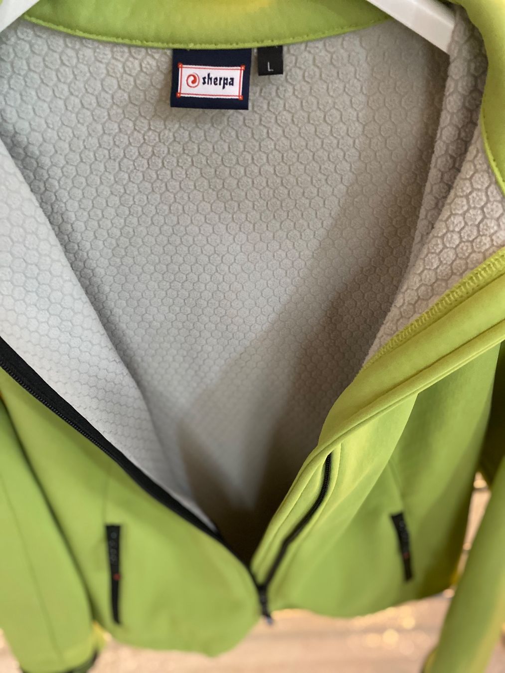 Sherpa Jacken: Sherpa Softshell Jacke / Frau L – Gebraucht aus Birrwil von Bendegriz 7