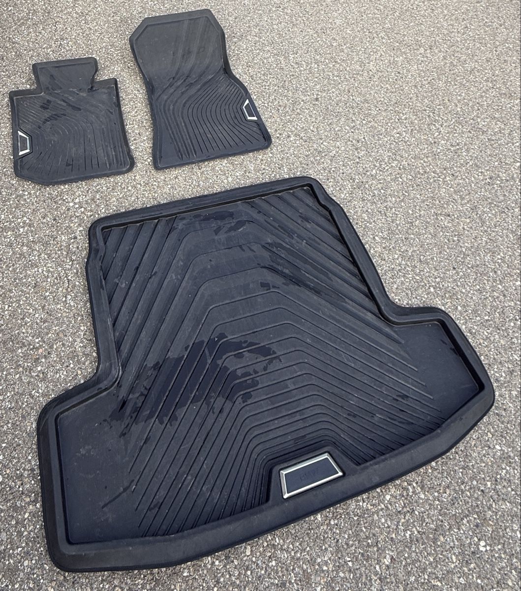 BMW Teppiche / Matten: Gepäckraumformmatte & Fussmatten BMW 320 – Gebraucht aus Tagelswangen von fla_9b7f