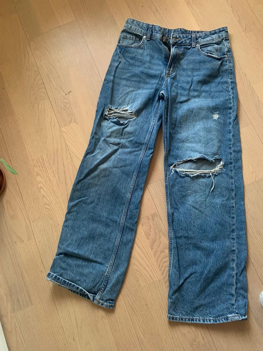 H&M Jeans: H & M ripped mid rise Jeans – Usato da Belp venduto da mia_5cm6 1
