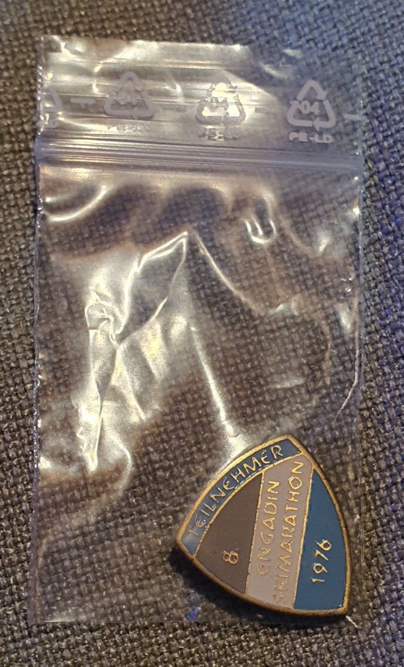 Placchette & Badge: D129 - Engadin Skimarathon 1976 Schweiz – Usato da Reinach BL venduto da Boston-Verkauf 2