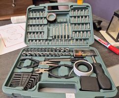 Werkzeugkoffer mit vielen Bits und Nüssen Sommeraktion