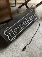 Einwandfrei funktionierende Neon-Leuchtreklame von HEINEKEN