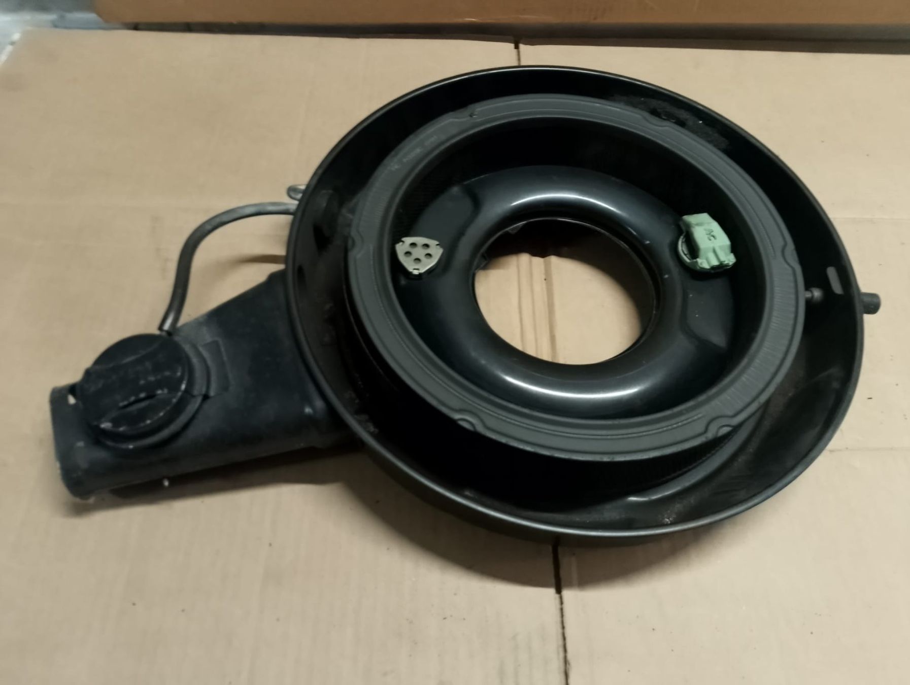 Tutti pezzi di ricambio auto: Luftfiltergehäuse Luftfilter Original GM V8 – Usato da Niedergösgen venduto da usc_9sk7 2