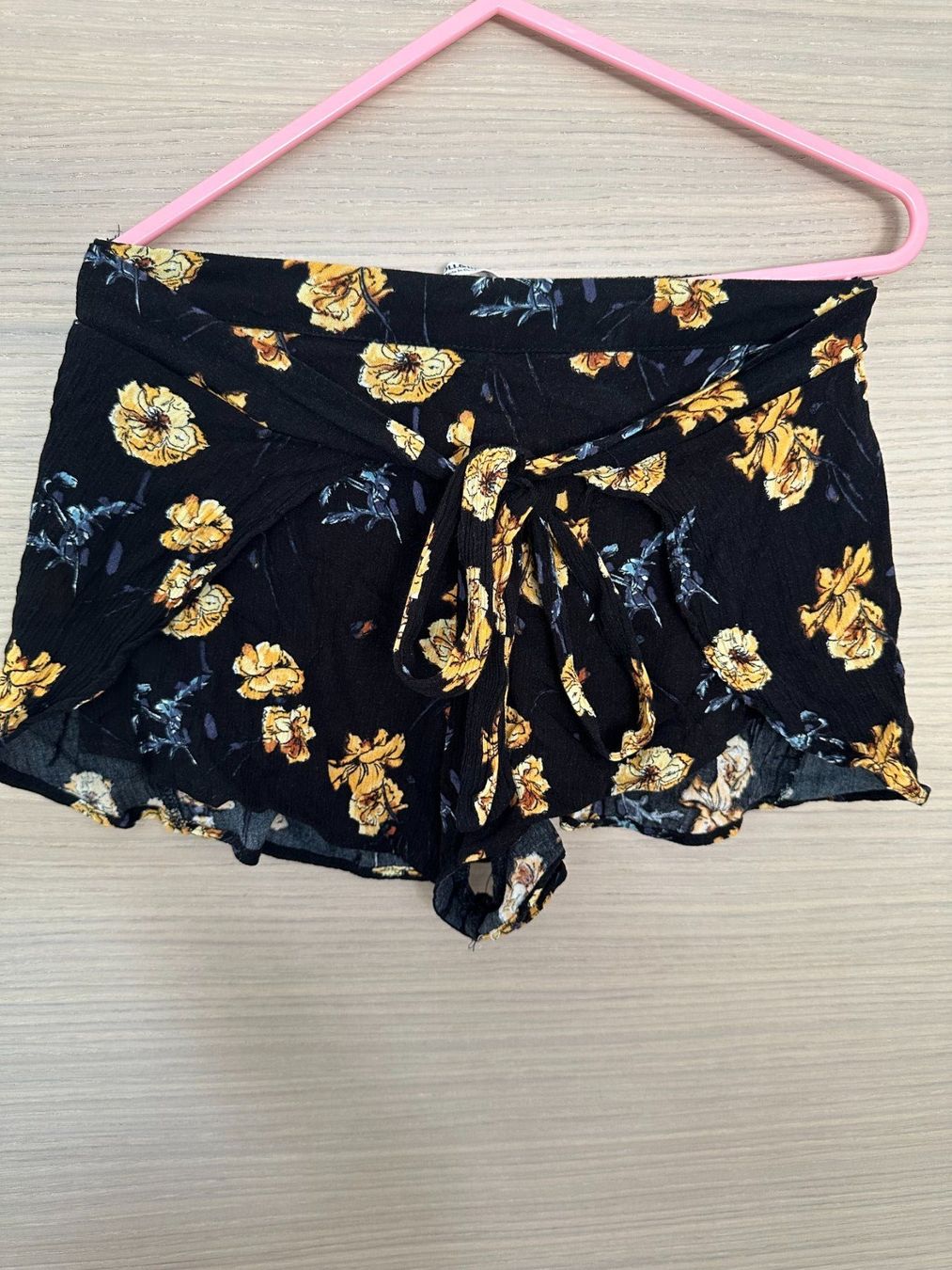 Pull&Bear Pantaloni: Short noir/fleurs, fluide Pull&Bear t.26 – Usato da Vandoeuvres venduto da Zoccoli11