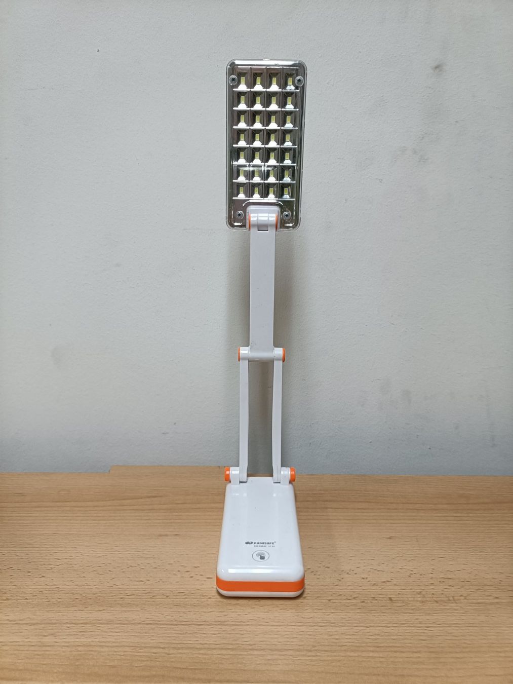 Lampade: LED - Tischleuchte - zusammenklappbar – Usato da Emmenbrücke venduto da SMART-KAUF 1