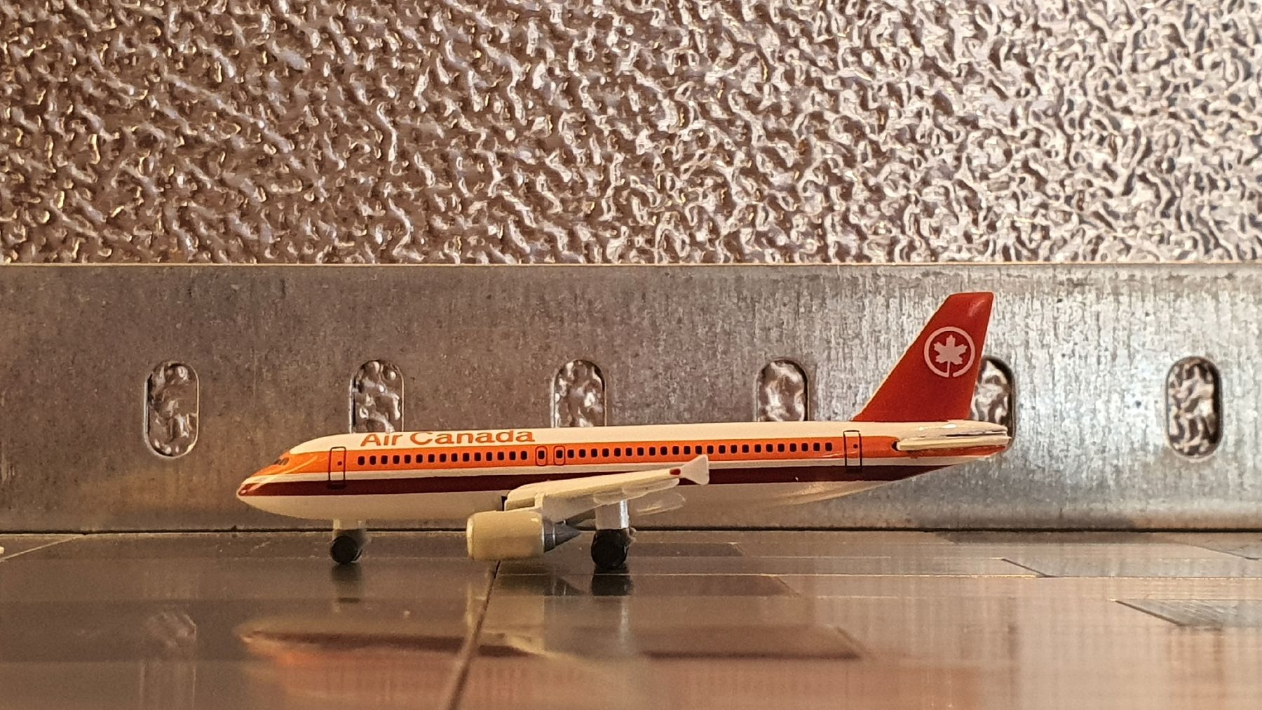 Herpa Kit di modellismo & Modellini statici: HERPA AIR CANADA AIRBUS A320-200  – Usato da Männedorf venduto da Modellbau-wyss