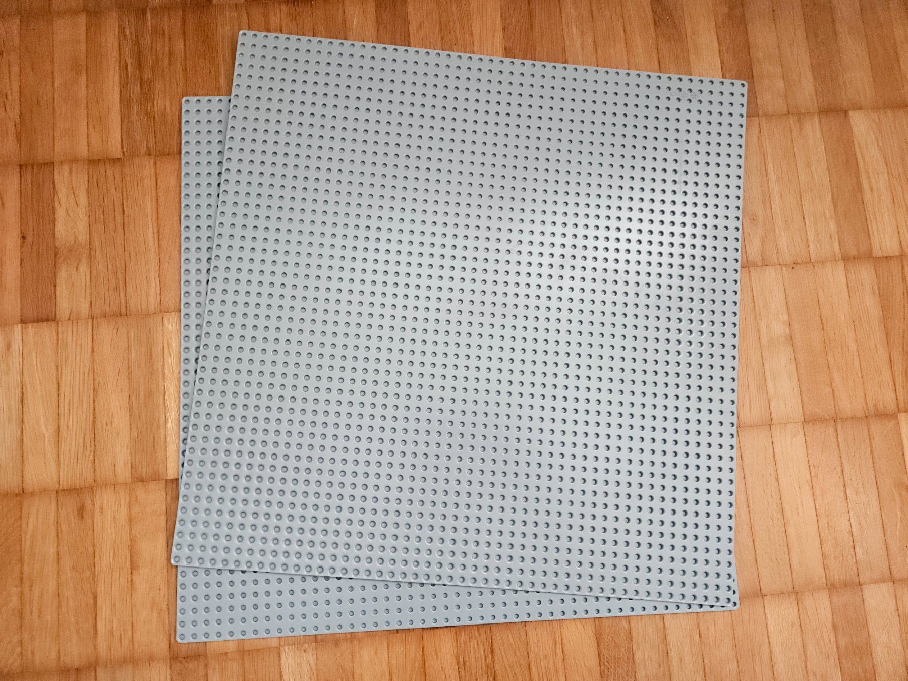 Lego Giocattoli: 2 hellgraue Lego Basisplatten 48x48 Noppen – Usato da Lausen venduto da Rotezora79 1
