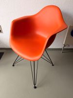 Vitra Eames Plastic Armchair mit „Eiffelturmuntergestell“