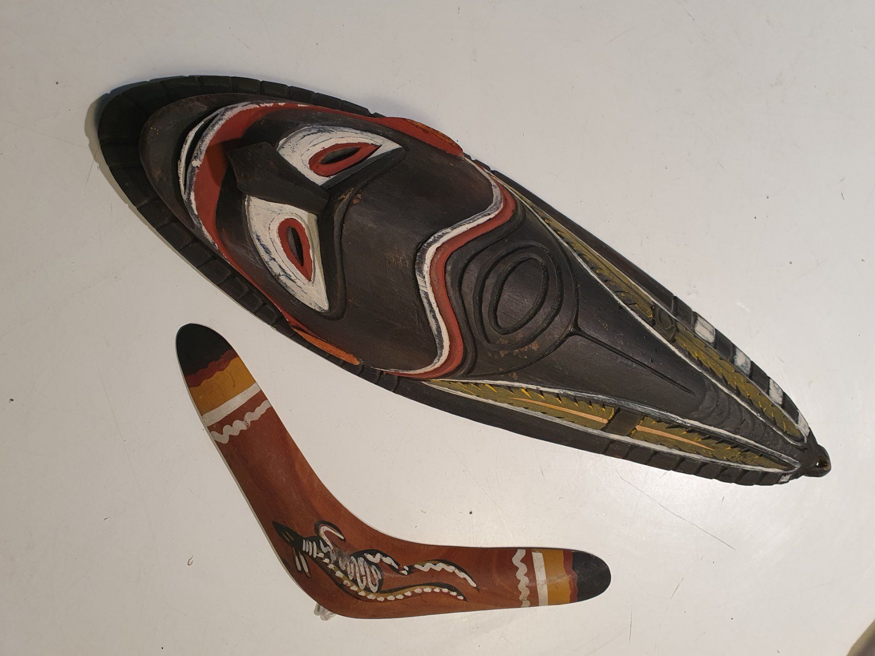Arte internazionale: Afrikalische Maske mit Boomerrang – Usato da Zürich venduto da loosebone