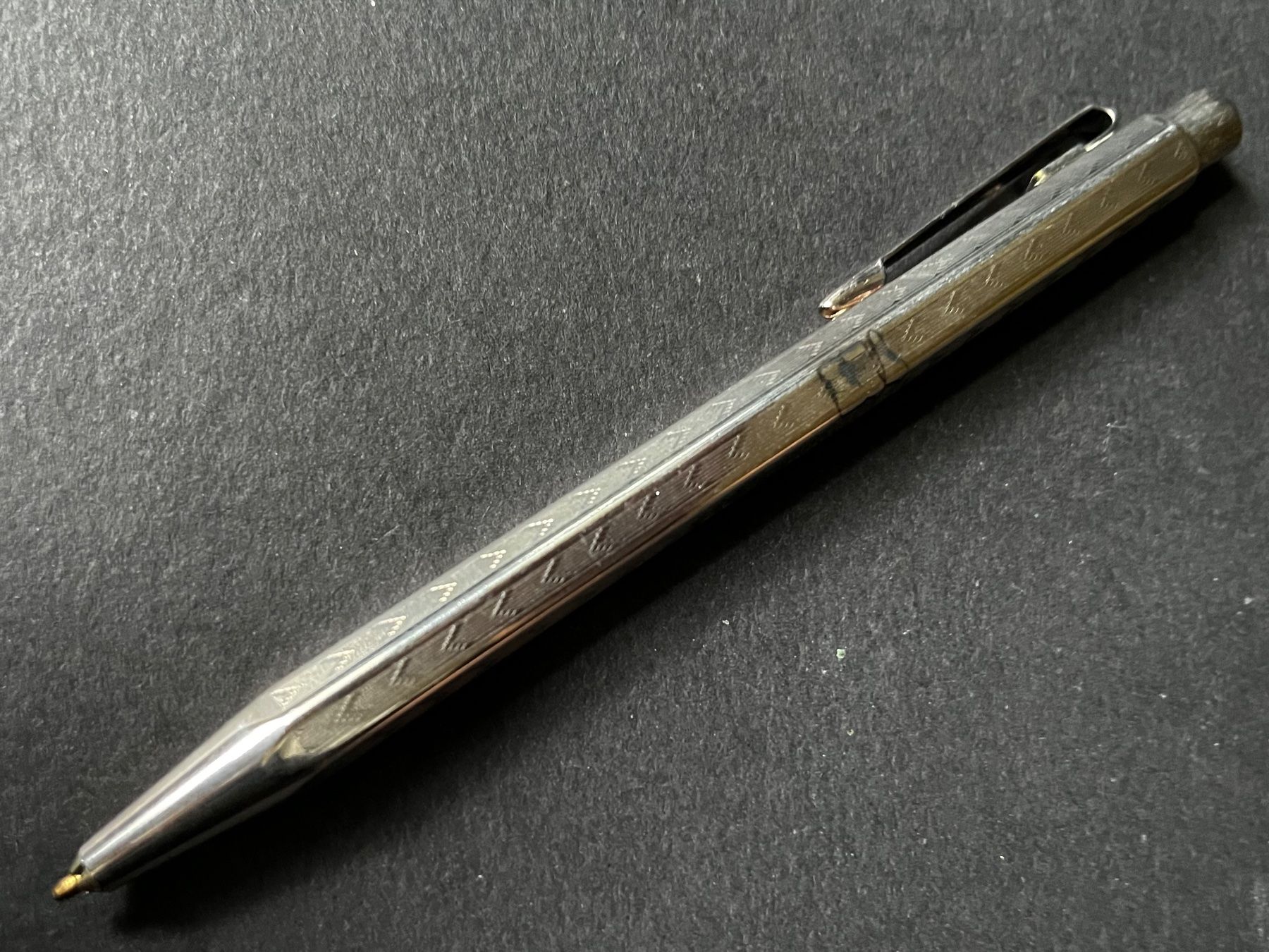 Caran D'Ache Penna & Evidenziatori: Caran d’Ache Ecridor Roller - Chevron, versilbert – Usato da Zürich venduto da FV.vintage 1