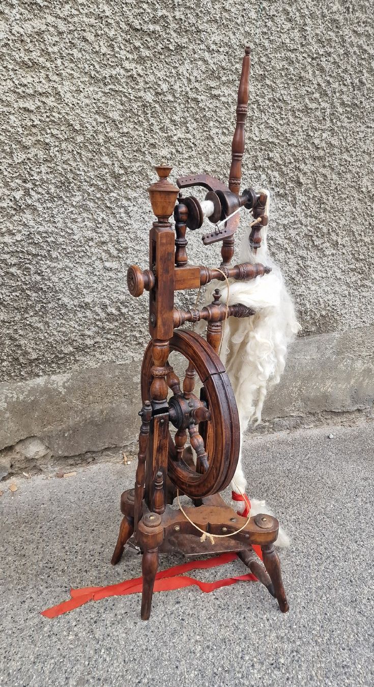 Ruote per filare: Petit rouet ancien en bois – Usato da Lausanne venduto da ama_2fz8