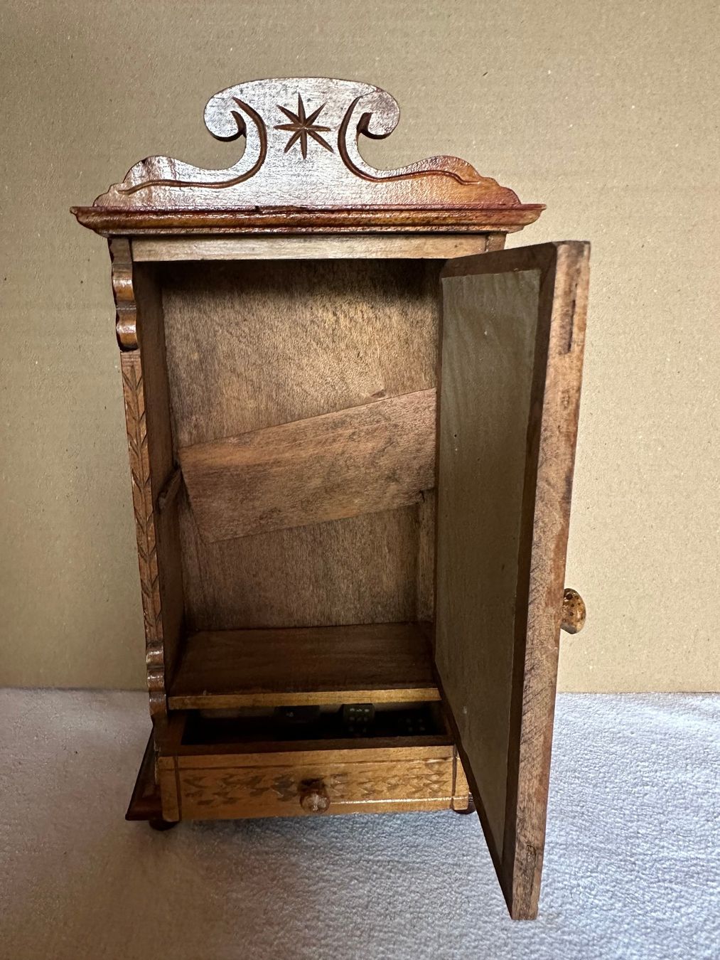 Maisons & Meubles de poupées: Armoire en bois pour maison de poupée – D'occasion à Ste-Croix par mjmg 5