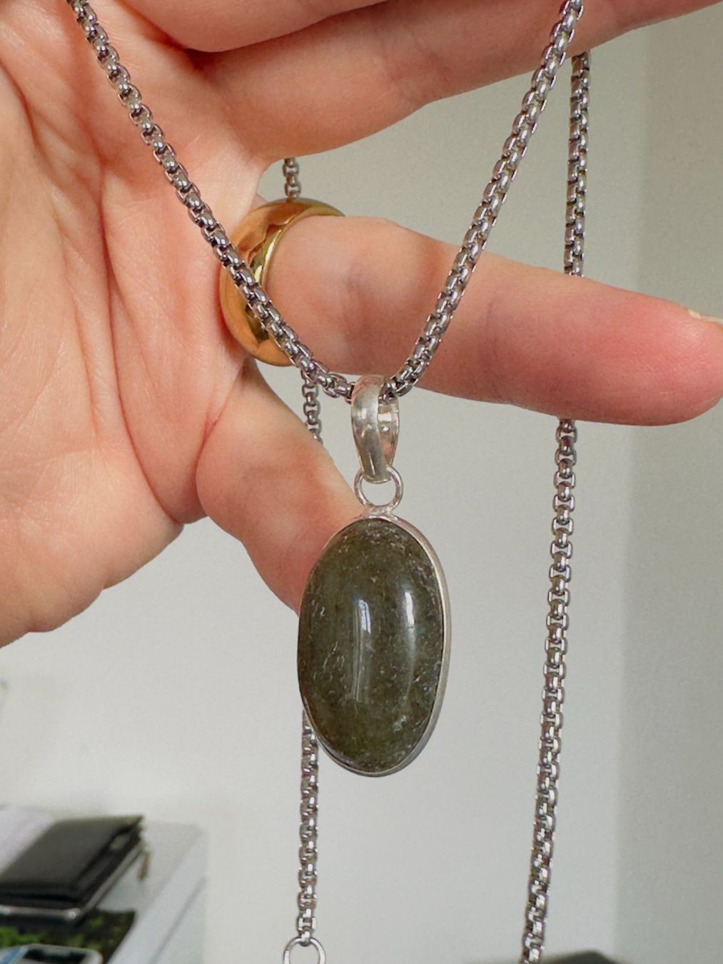 Ketten: Fashionable labradorite necklace – Neu und originalverpackt aus Genève von AGBERG 1