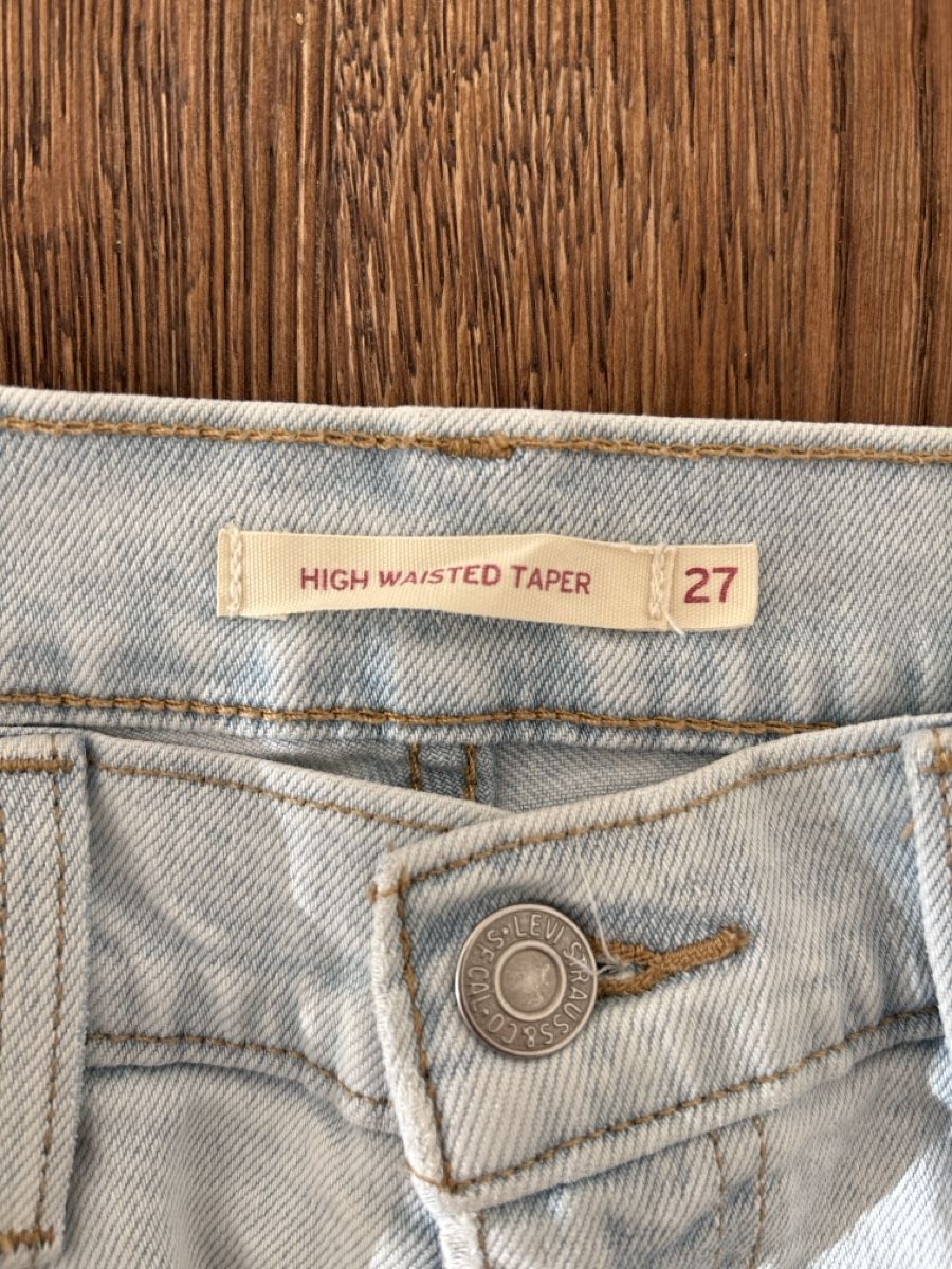 Levi's Jeans: Levi's Jeans hellblau – Usato da Bern venduto da tamwoe 3