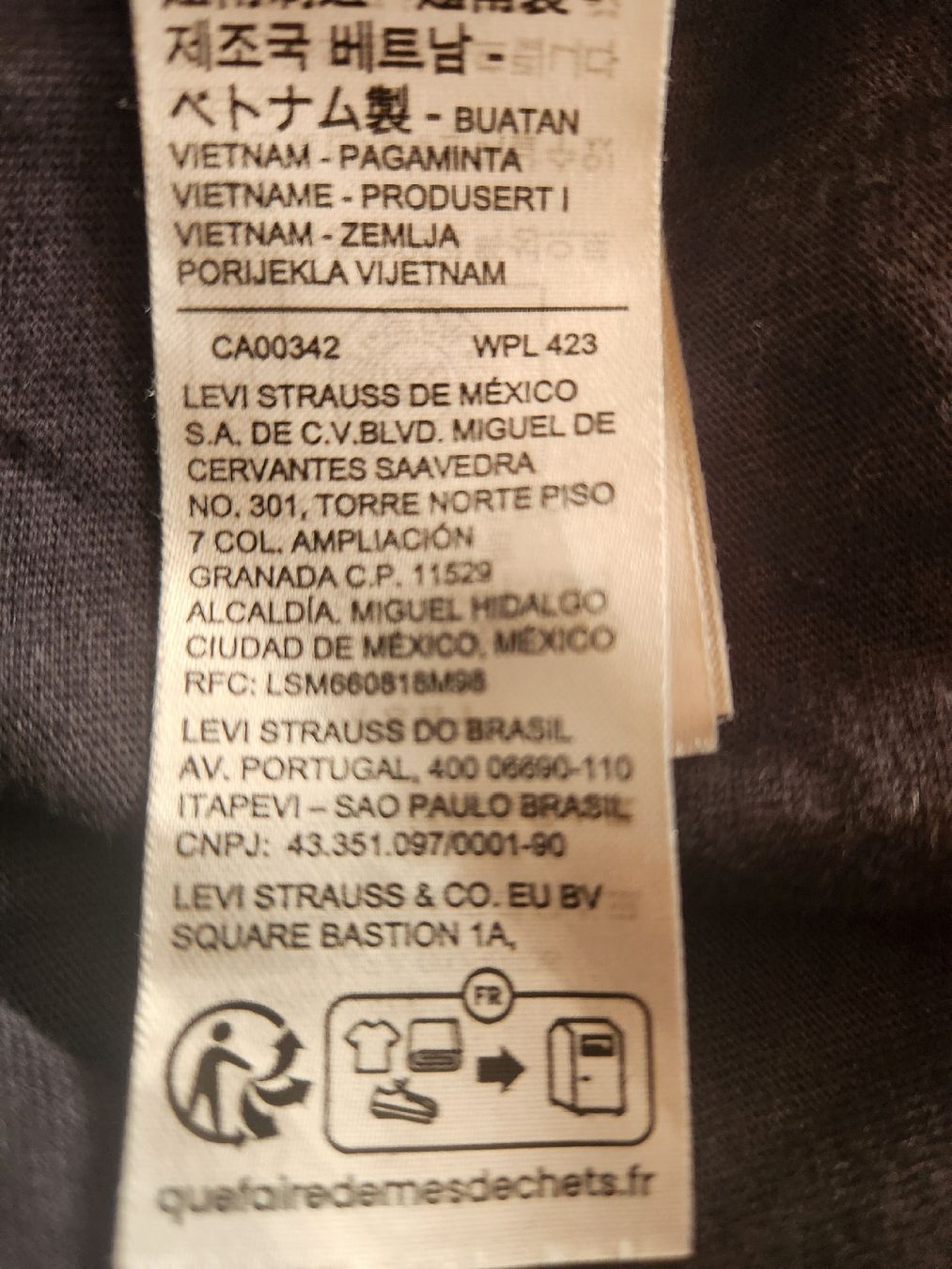 Levi's T-shirt: T-shirt Levi's noir S/CH avec strass  – Usato da Niedergösgen venduto da Eva2410 6