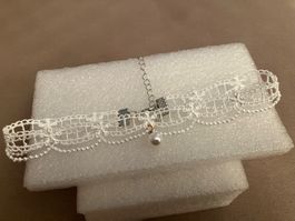 zarte, feminine, weisse Spitzen Choker Halskette mit Perle,