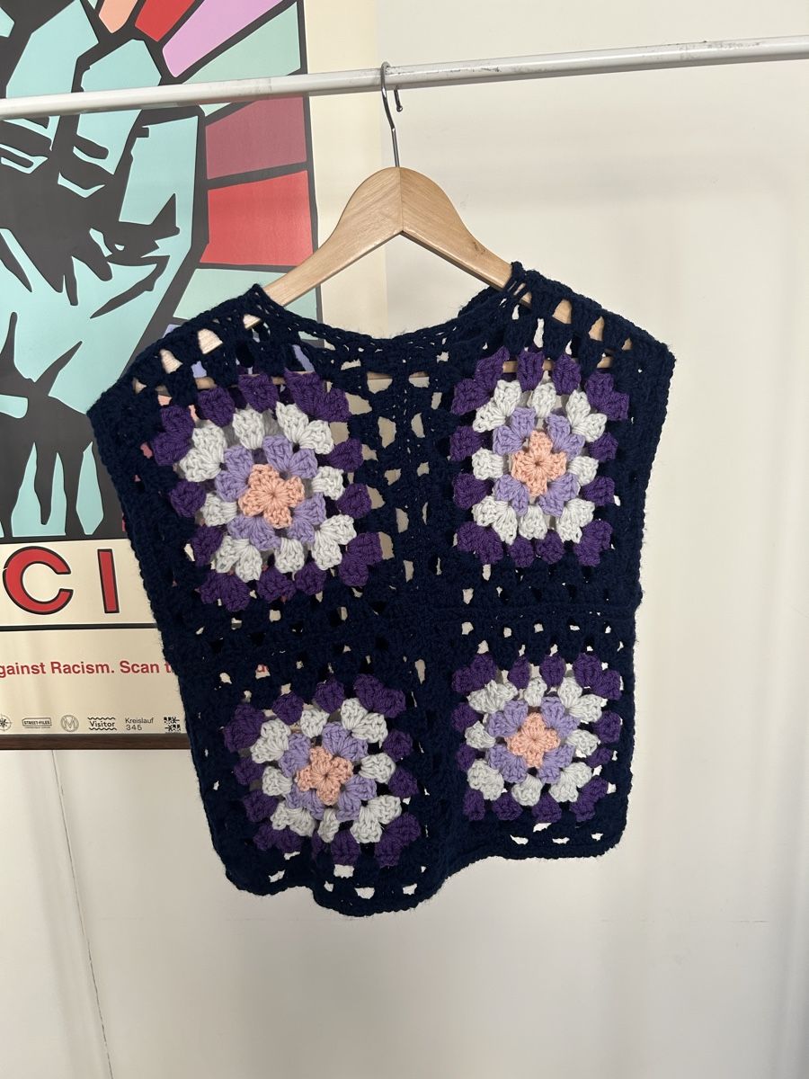Gilets & Westen: Crocheted Vest Navy Purple White Grey – Gebraucht aus Zürich von fan_z5fl 2
