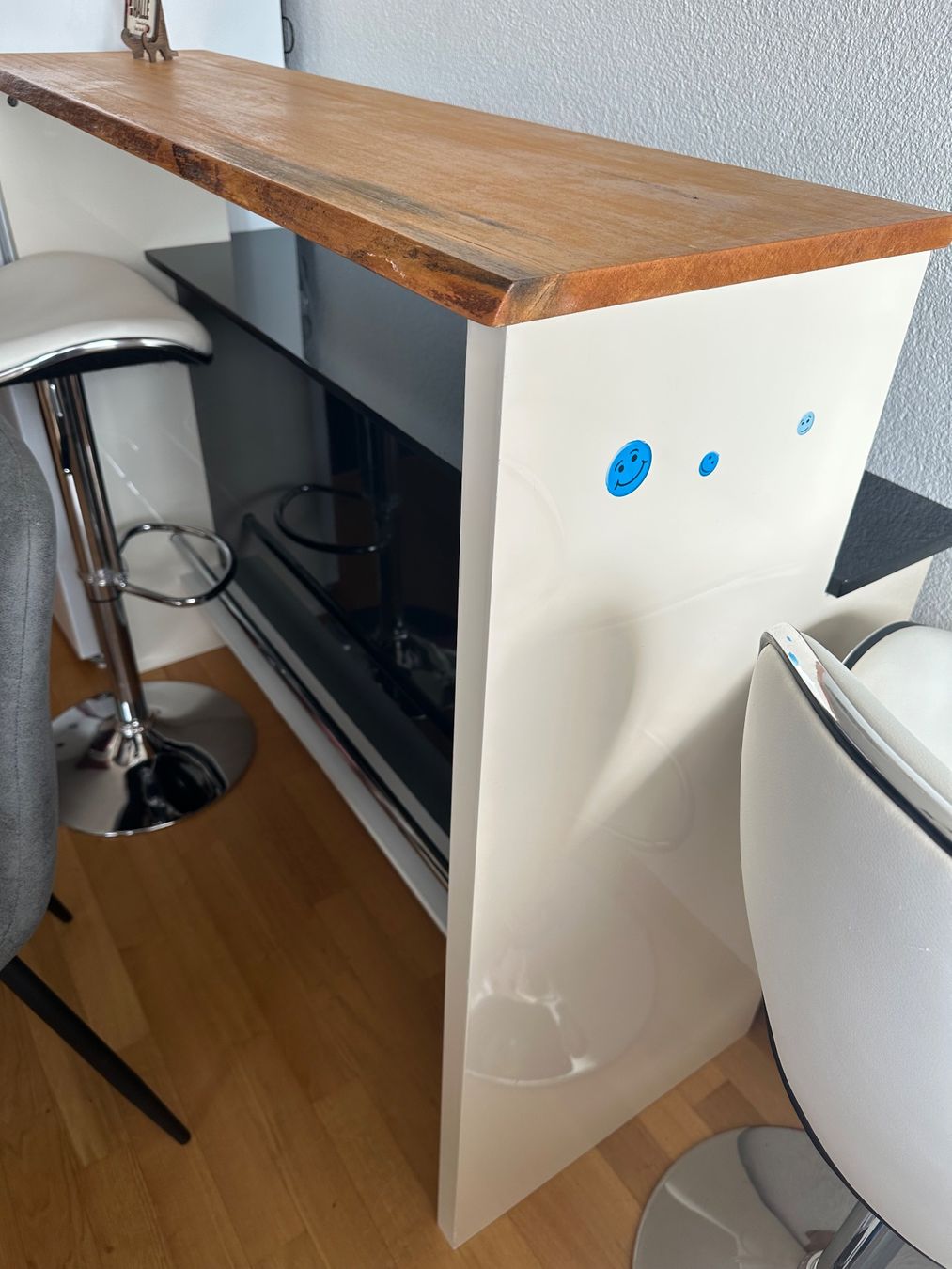 Tische: Stehtisch + 2 stuhle – Gebraucht aus Worb von Ektor
