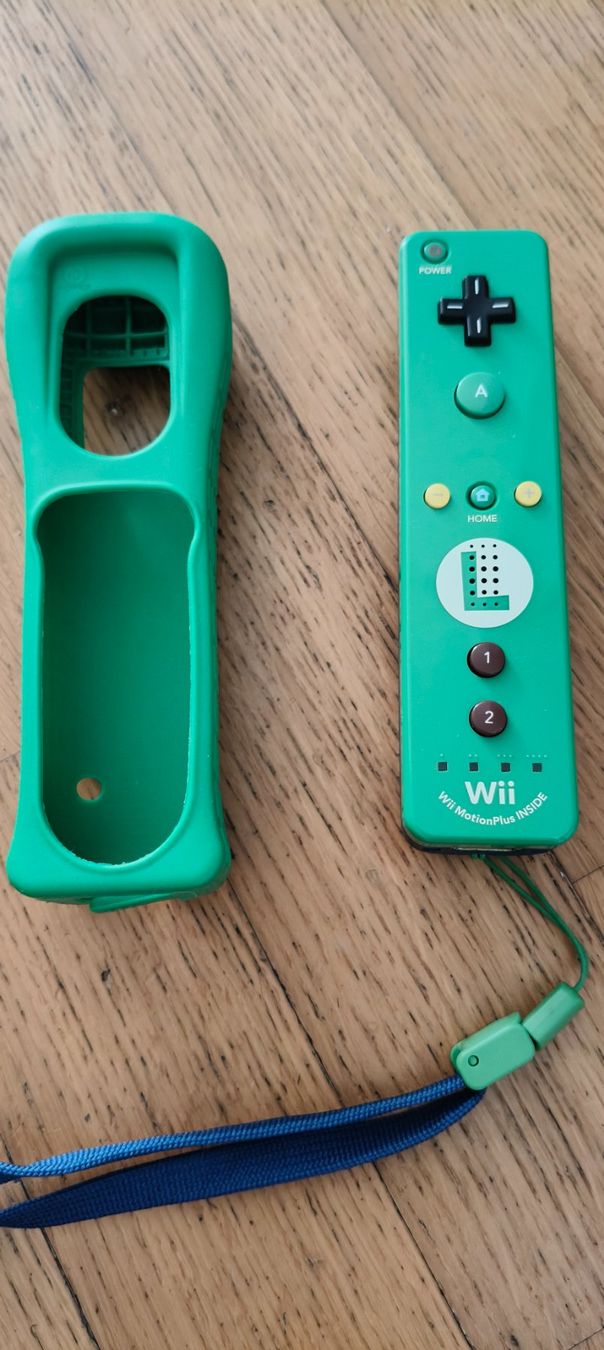 Nintendo Controller: Nintendo wii Spezial Luigi controller mit hülle – Usato da Oensingen venduto da ece_8k7q