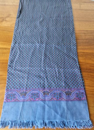 Seidenschal blau gemustert mit Fransen