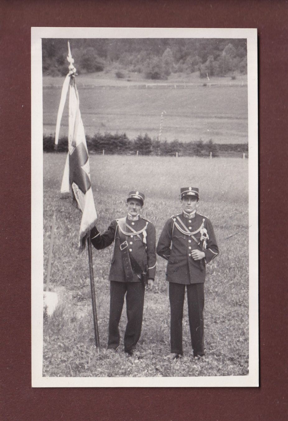 Cartoline postali: Photo - UNIFORMES et DRAPEAU – Usato da Pully venduto da nicecards