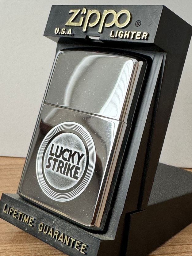 Zippo Briquets: Zippo Lighter Lucky Strike – Neuf avec emballage d'origine à Wettingen par Cyprus_one