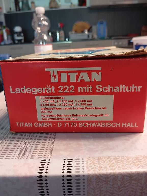 Accus, Chargeurs & Blocs d'alimentation: Titan chargeur universel  – D'occasion à Reconvilier par virus51 1