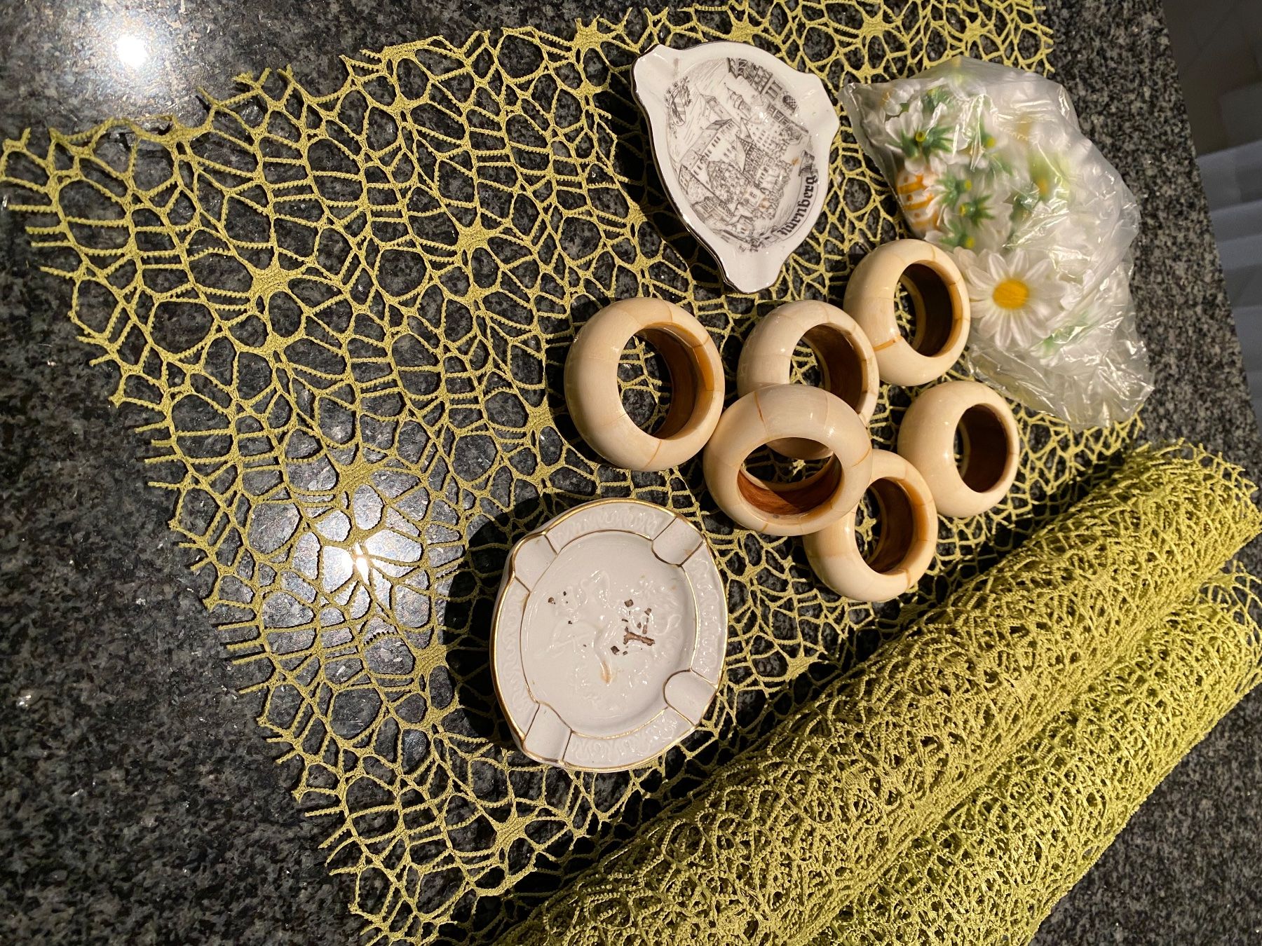 Altro in Decorazioni & Accessori: 6  Serviettenringe+ 2 aschenbecher – Usato da Buchs ZH venduto da Sten7