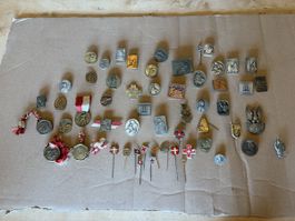 Konvolut Anstecker und Abzeichen versch. Motive und Jahrgäng
