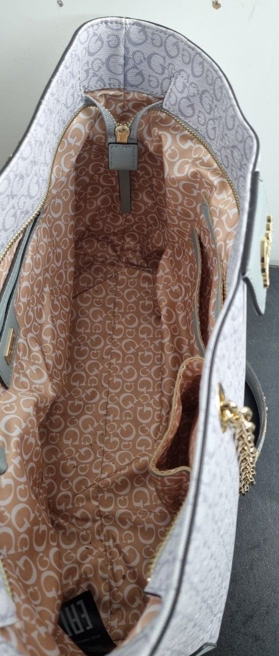 Guess Borse da donna: Gebrauchte Guess Handtasche mit Ketten – Usato da Flums venduto da Flumsantik 3