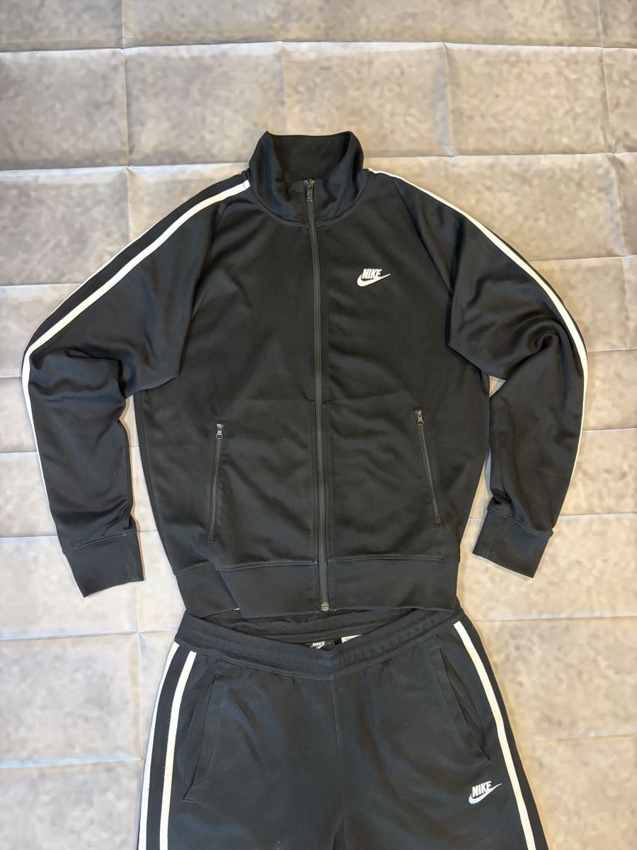 Nike Giacche: Nike Tracksuit black size S jacket good condition – Nuovo (secondo la descrizione) da Oberweningen venduto da dala1.