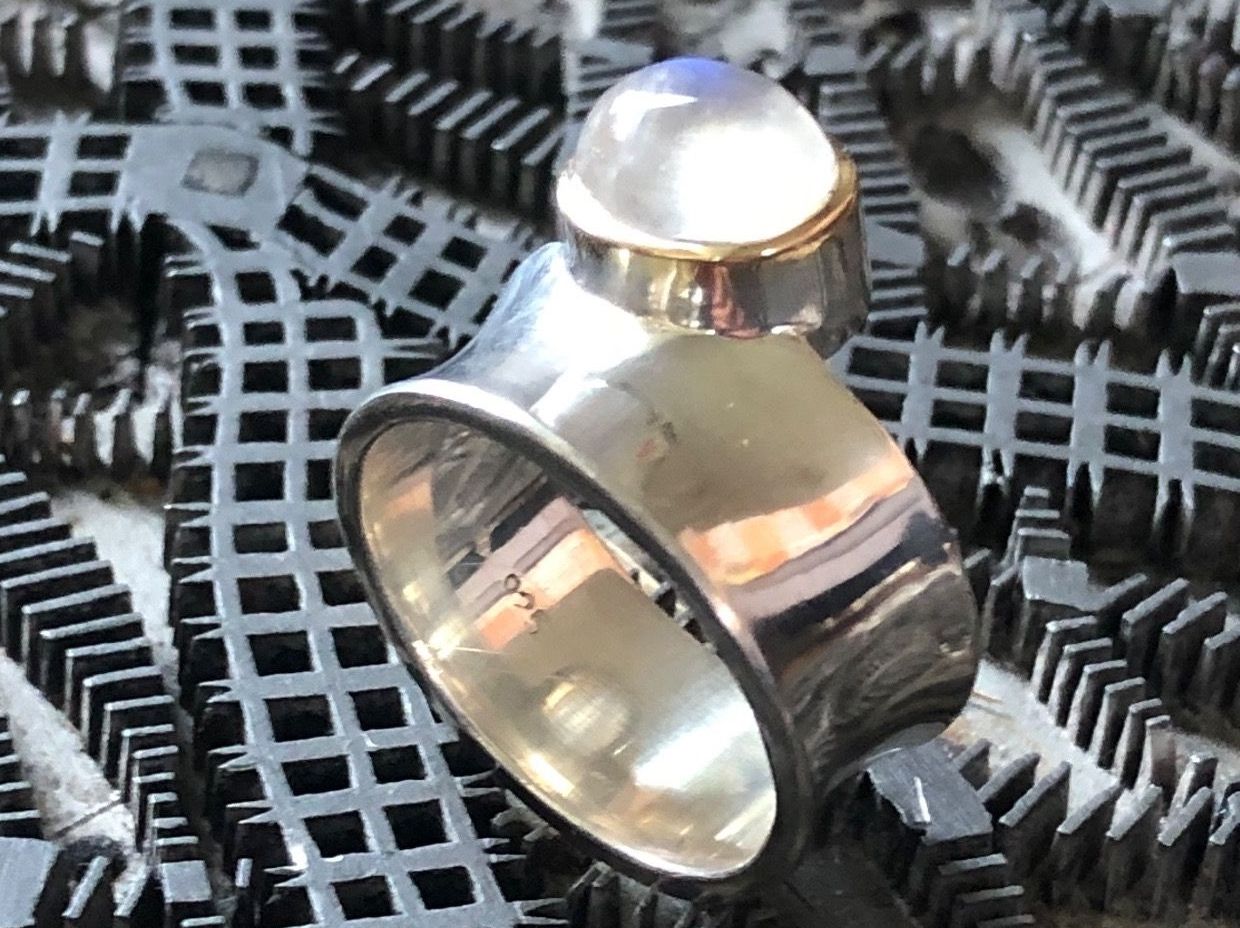 Anelli: MONDSTEIN  Cabochon Goldfassung & Silberring  Grösse 59 – Nuovo (secondo la descrizione) da Seftigen venduto da tigers12 2