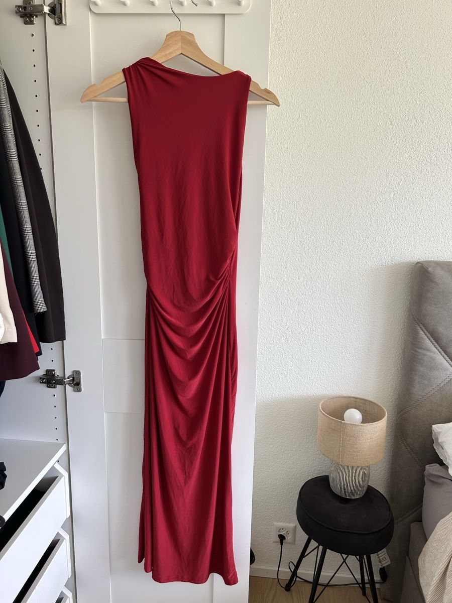 Pull&Bear Kleider: Rotes Kleid Lang – Neu (gemäss Beschreibung) aus Zürich von emi_5nw2