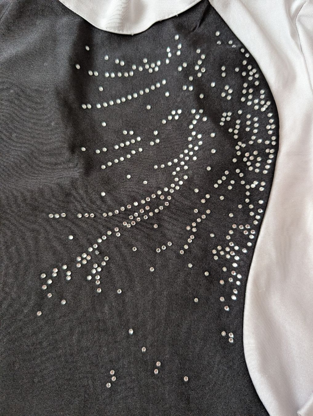 Completi: Turnanzug Gr. 128 mit Strass, Langarm – Usato da Wädenswil venduto da HummerZH 1