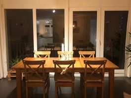 ausziehbarer Holztisch mit 6 Stühlen, robust und gemütlich, 