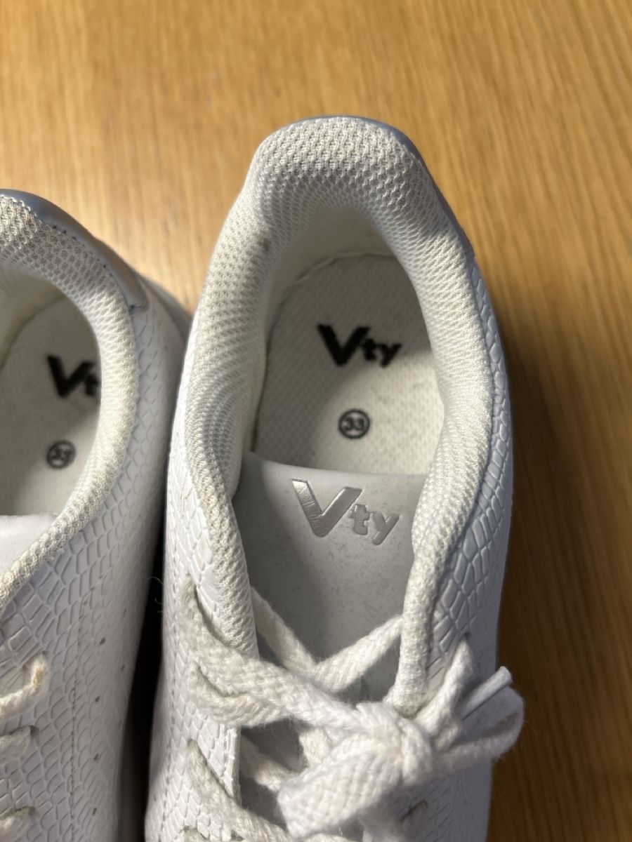 Scarpe da uomo: Turnschuhe Gr. 33 – Usato da Sursee venduto da sungreen 2