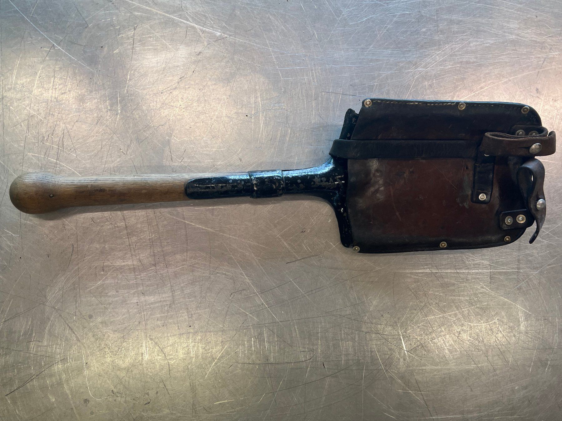 Armée suisse Tous les outils: Spaten mit Leder Etui Schweizerarmee – D'occasion à Stans par kur_8xvq 1