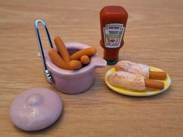 Puppenhaus Hotdog Set mit Heinz Ketchup Flasche