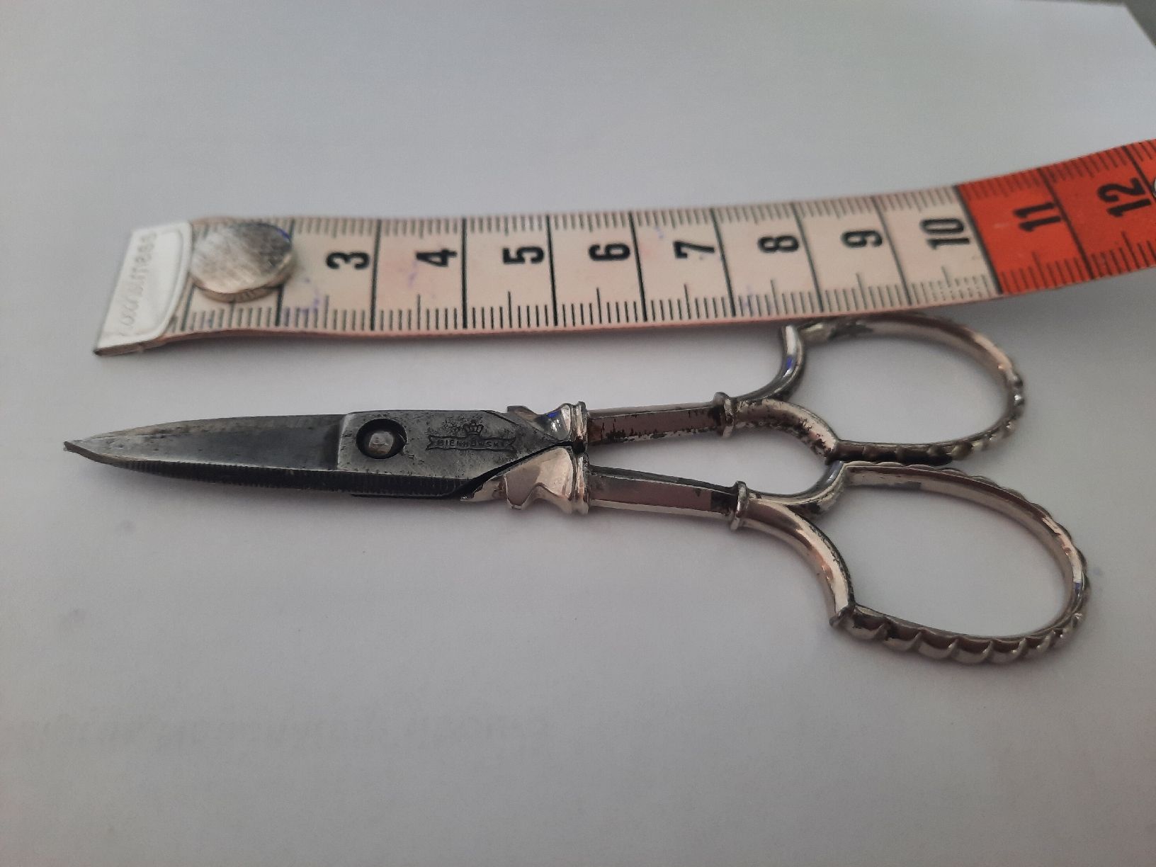 Tutti gli attrezzi: Ancienne petite PAIRE de CISEAUX de COUTURE – Usato da Le Locle venduto da marylise01 3