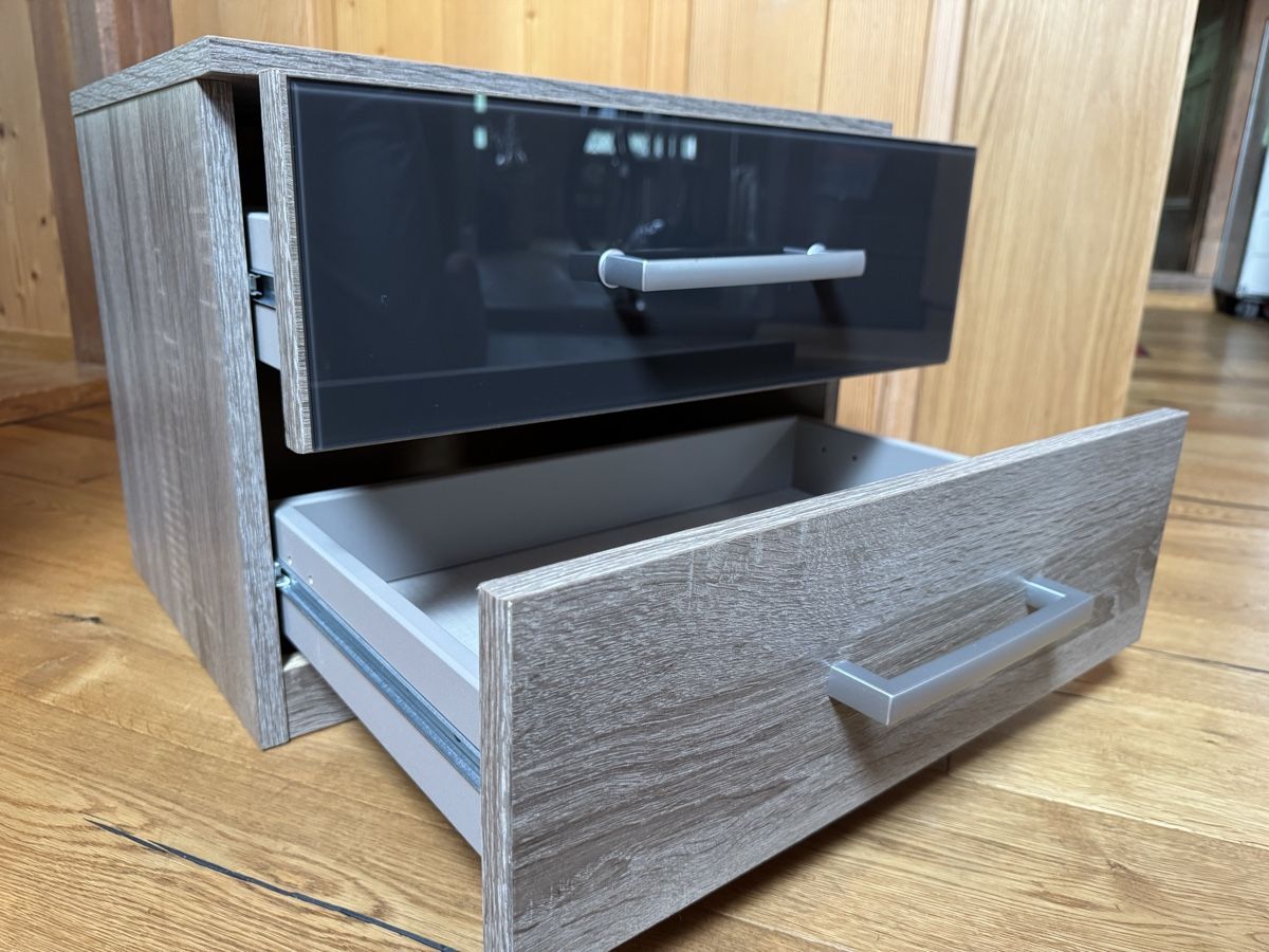 Nachttische: Nachttisch mit 2 Schubladen Holzoptik/Glas – Gebraucht aus Nesslau von laurazimtstern 5