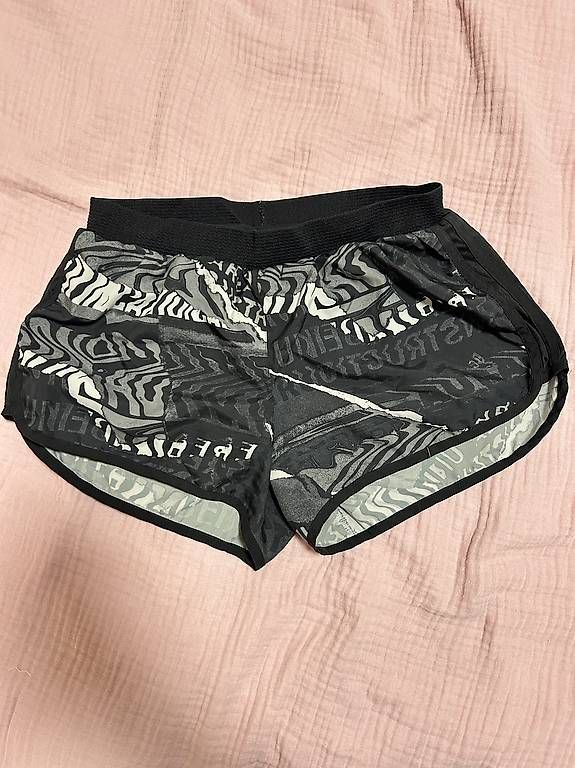 Pantaloni: Adidas Shorts – Usato da Zürich venduto da ruh_qrn7