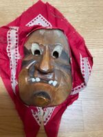 Alte, handgeschnitzte, Holz-Maske mit Tuch