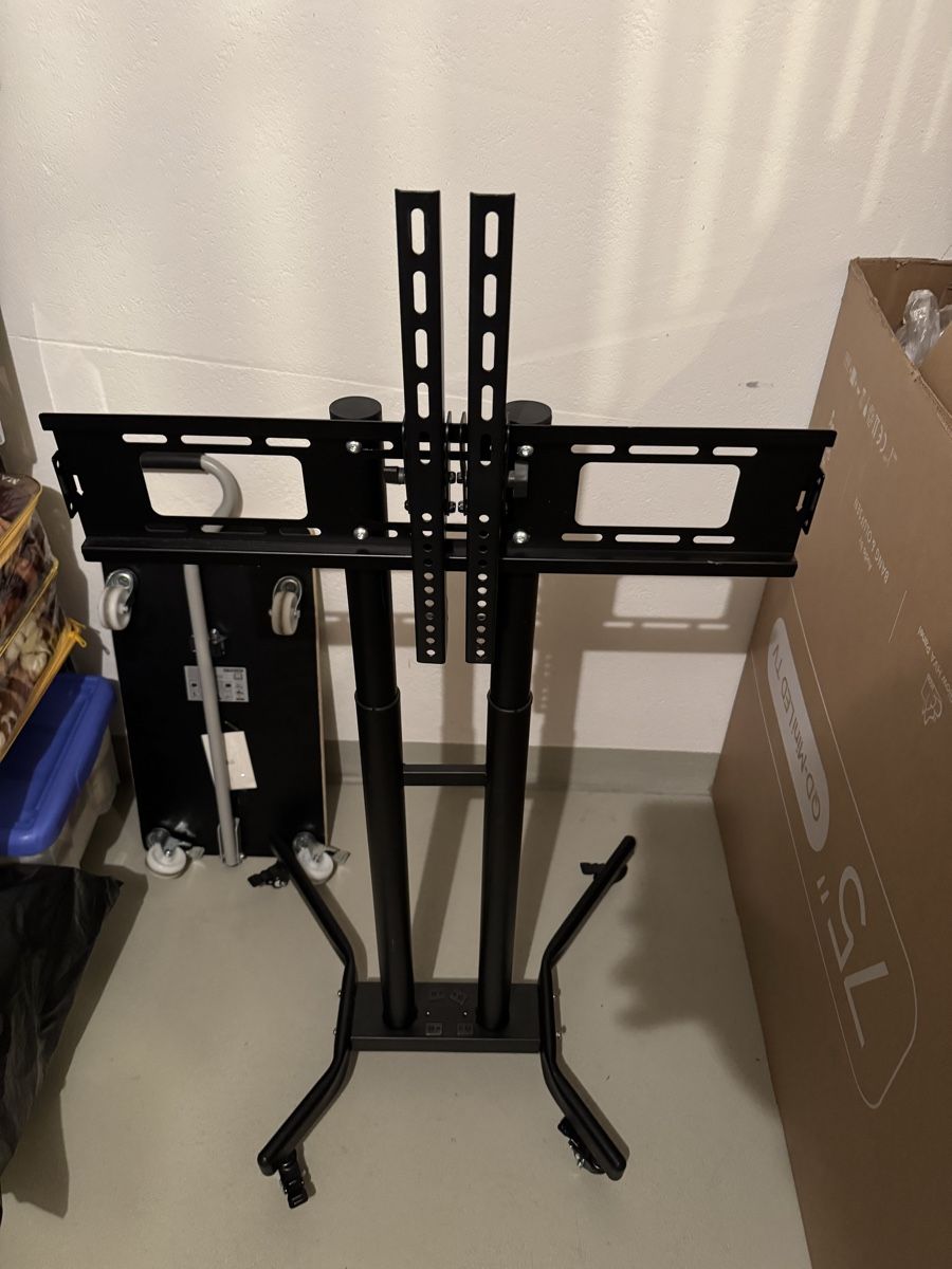 Fixations: Rollbarer TV Ständer – D'occasion à Sins par leg_btm7