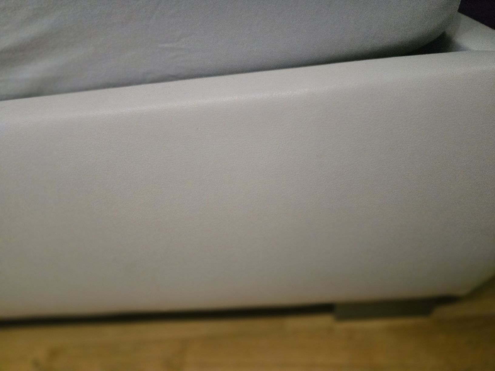 Lits: Bett mit Ziersteinen – D'occasion à Romanshorn par lhe_6vkw 2