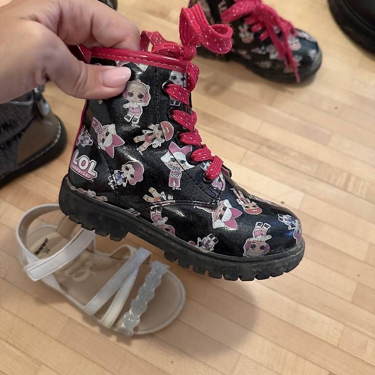 Scarpe per ragazze: 3 Mädchenschuhe Grösse 26 – Usato da Hochdorf venduto da Franciscochico 3
