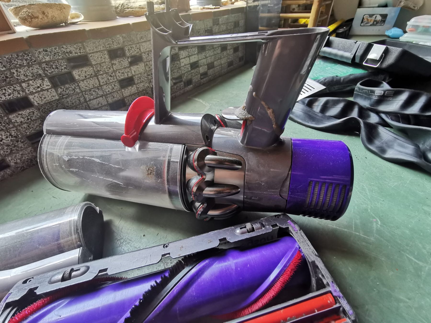 Dyson Staubsauger & Zubehör: Dyson V10 defekt (Ersatzteile) – Defekt aus Auswil von Aragami7 4