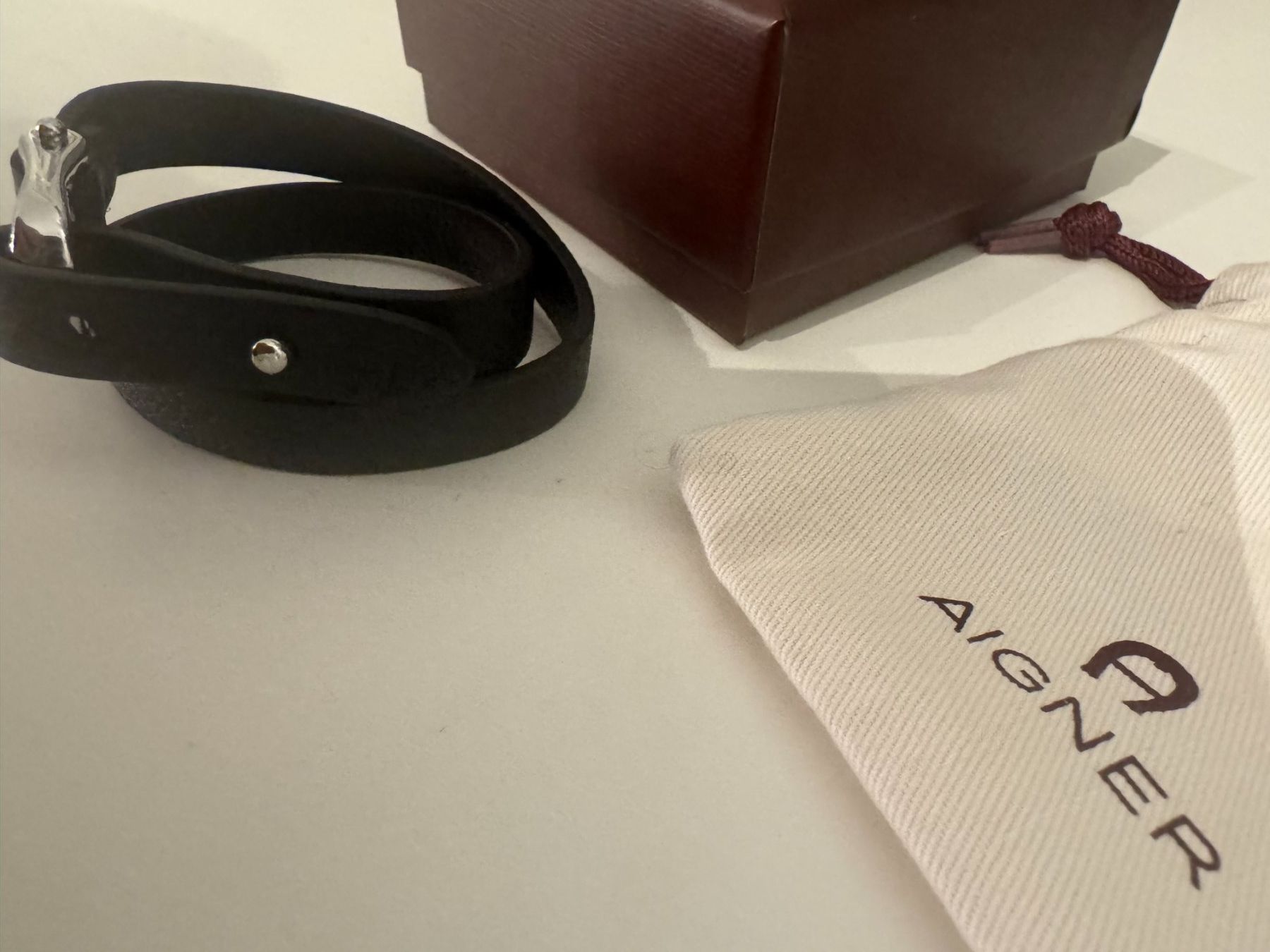 Aigner Armbänder & -reifen: Neu: Lederarmband von AIGNER schwarz – Neu und originalverpackt aus Bonstetten von VCLS 1