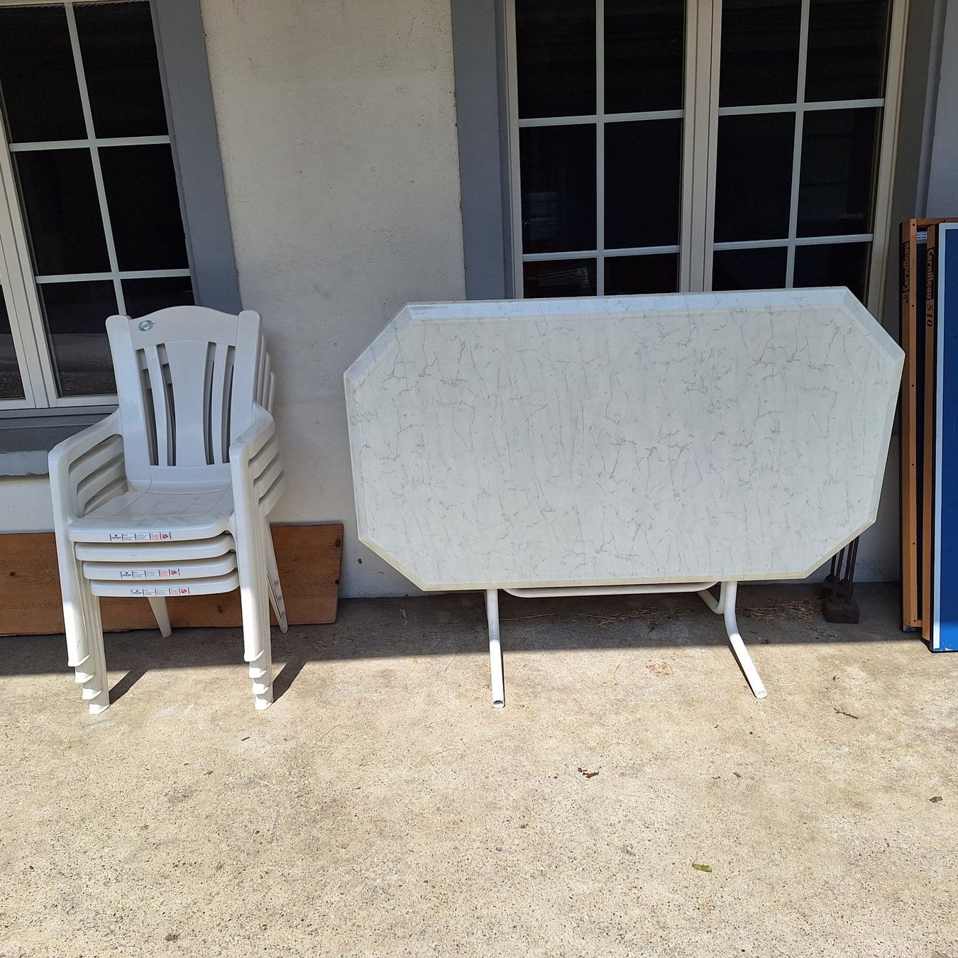 Set di tavolo e panche: Kunstoff Tisch mit 4 Stühlen – Usato da Zollbrück venduto da mar_t598